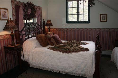 The Historic Brook Forest Inn Evergreen Extérieur photo
