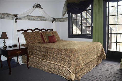 The Historic Brook Forest Inn Evergreen Extérieur photo