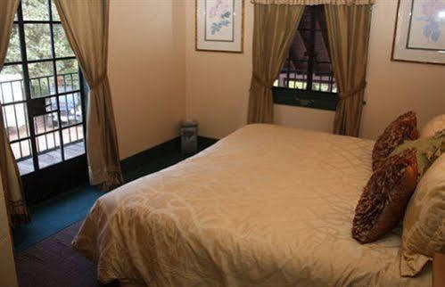 The Historic Brook Forest Inn Evergreen Extérieur photo